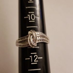 10k White Gold knot Ring with Diamonds